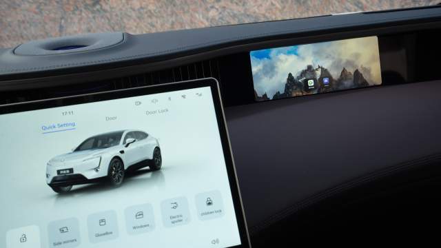 Пассажирский дисплей сугубо развлекательный