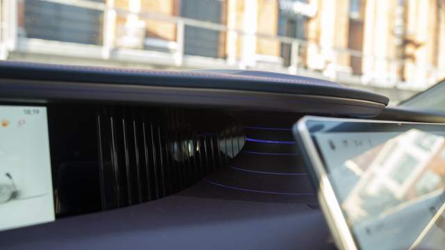 Дизайнерский объект за дисплеем — колонка и дополнительные воздуховоды