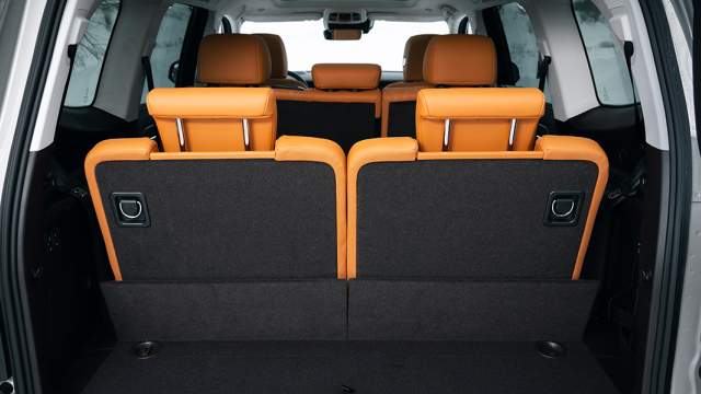 С поднятым третьим рядом от багажника остается всего 98 л