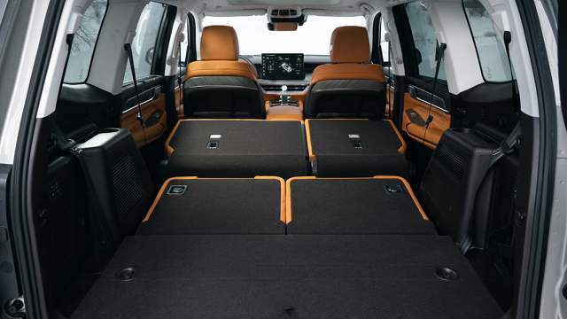 Спинки второго и третьего ряда складываются в ровный пол, получается 1459 л багажного пространства