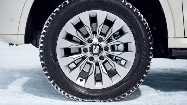 Диаметр дисков — 19 дюймов, у гибридной версии свой дизайн колес 