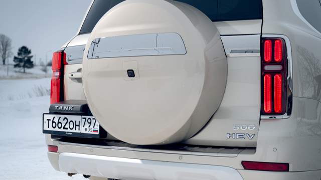 С появлением запаски на двери изменилась площадка под госномер и ручка открывания. Камера заднего вида с омывателем размещена на кожухе колеса