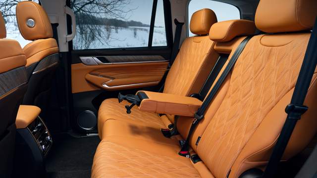 Второй ряд проще, чем у бензиновой машины в аналогичной комплектации. Диван двигается в продольном направлении, спинки регулируются. Есть вентиляция и подогрев, но нет массажа и подголовников повышенной комфортности