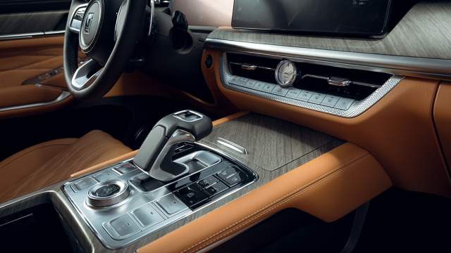 Расположение кнопок у гибридной и бензиновой версий не отличаются 