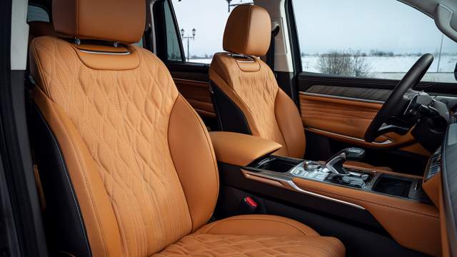 Сиденья снабжены подогревом, вентиляцией и функцией массажа 