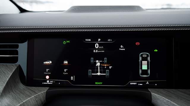 Гибридная версия показывает значок EV, когда машина движется на чистой электротяге. Кроме того, на приборной панели можно отобразить данные о заряде тяговой батареи