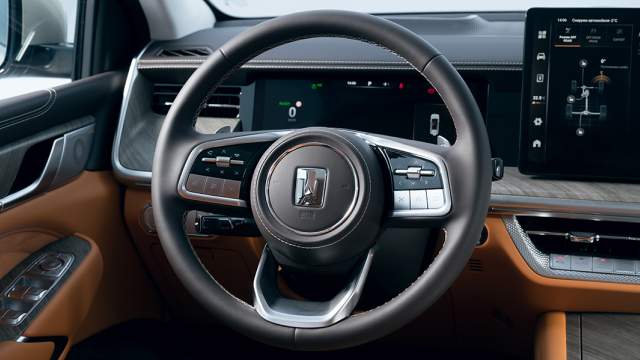 Руль снабжен электроприводом регулировок по наклону и вылету