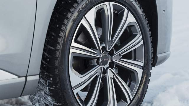 Высота профиля штатных 20-дюймовых шин увеличилась до 50, но у тестовых машин рекомендованный размер колес не выдержан