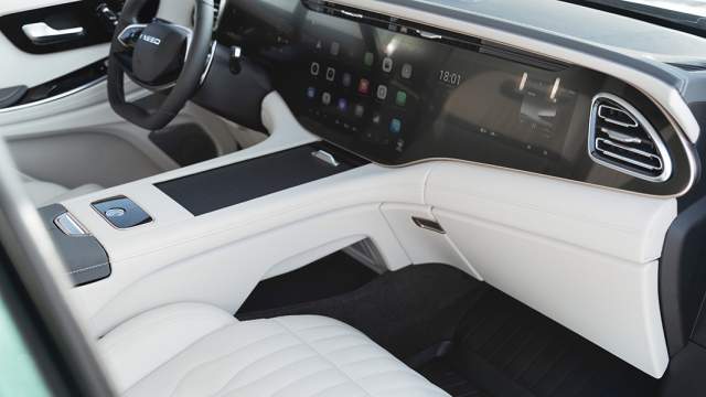 Три экрана помещены под единое стекло