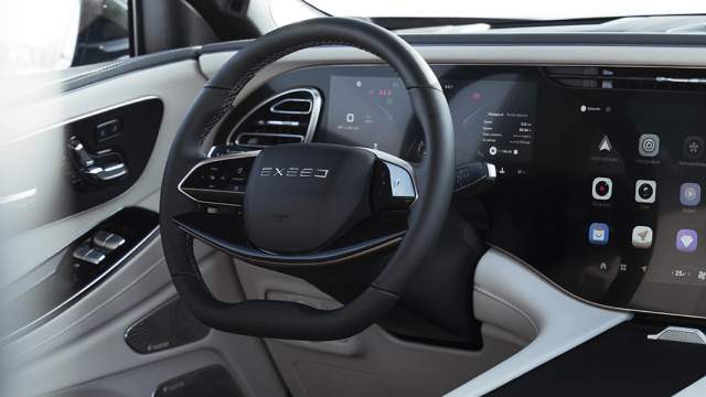 Мультируль снабжен подогревом, селектор трансмиссии теперь расположен за ним