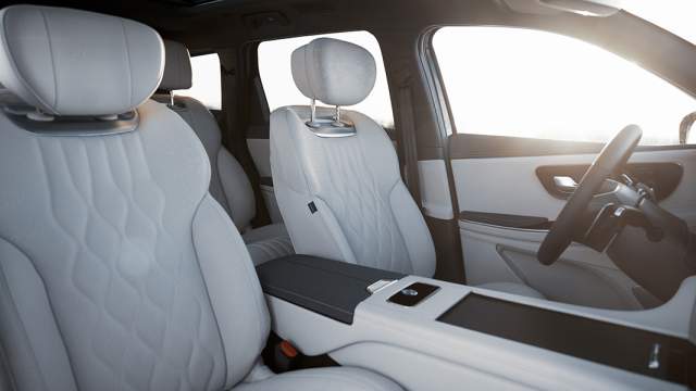 Сиденья обиты натуральной кожей, шторка на центральном тоннеле выполнена из натуральных деревянных планок