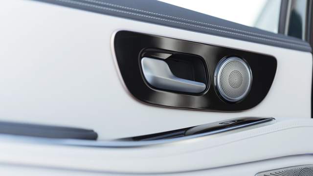 Ауддиосистема китайского бренда Lion Melody предлагает 23 динамика, включая два в подголовнике водителя и сабвуфер в багажнике, и систему активного шумоподавления