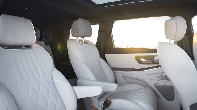 VX доступен как в варианте со сплошным трехместным диваном, так и с индивидуальными креслами с электроприводом