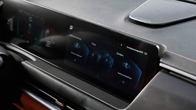 Дисплей мультимедиа объединен с цифровой панелью приборов