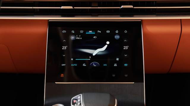 Управление климатом возложено на отдельны дисплей с сенсорными кнопками