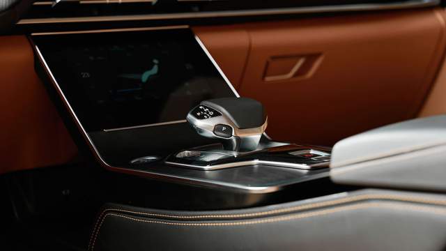 Алгоритм работы электронного селектора трансмиссии требует привыкания