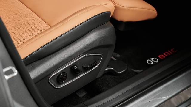 Переднее пассажирское кресло оборудовано «оттоманкой»