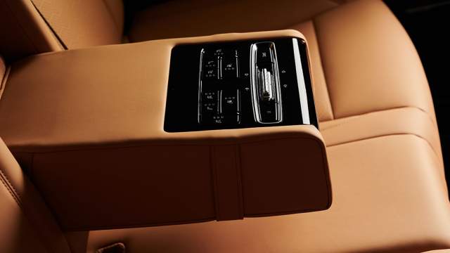 В топ-версии задние пассажиры могут управлять системой мультимедиа при помощи пульта, встроенного в центральны подлокотник