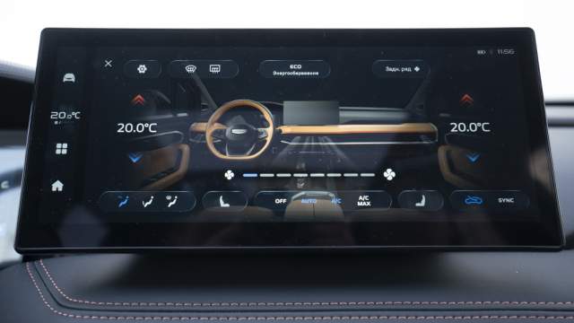 Регулировать микроклимат можно при помощи дисплея мультимедиа...