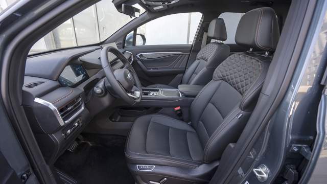 Передние сиденья оснащены электроприводом и функцией памяти