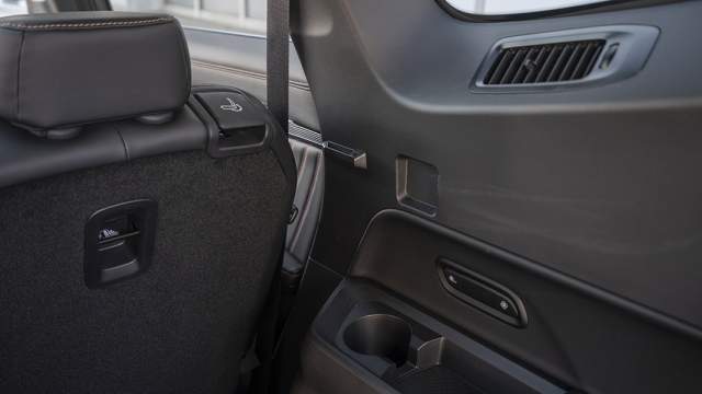 Для седоков «на галерке» предусмотрены дефлекторы, а также возможность регулировки интенсивности обдува