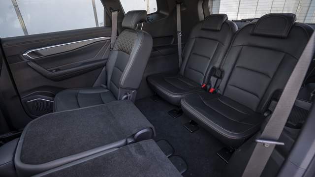 Если попросить седоков на втором ряду чуть потесниться, то пассажиры на «приставных» местах третьего ряда устроятся вполне сносно