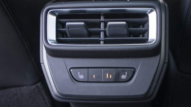 Задние сиденья оснащены подогревом