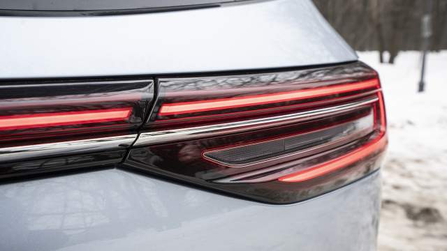 Передняя и задняя оптика снабжены светящейся перемычкой