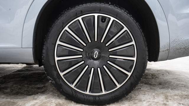 Базовые диски 20-дюймовые, для топ-версии предлагают колеса диаметром 21 дюйм и с пластиковыми аэродинамическими колпаками