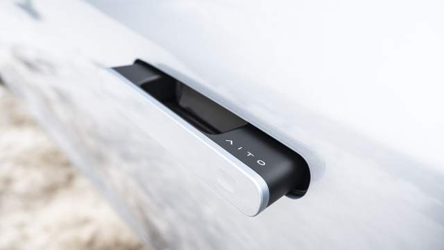 Дверные ручки сделаны выдвижными