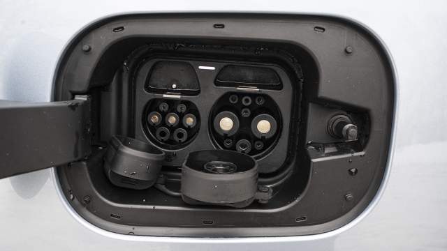 Заряжать машину можно как от медленных, так и от быстрых станций