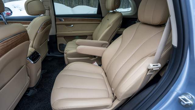 На втором ряду раздельные капитанские кресла с электроприводом, пологревом, вентиляцией и массажем. Правое снабжено подставкой под ноги и раскладывается в положение для отдыха