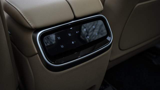 В распоряжении пассажиров второго ряда сенсорный пульт управления подогревом вентиляцией и массажем кресел, а также обдувом