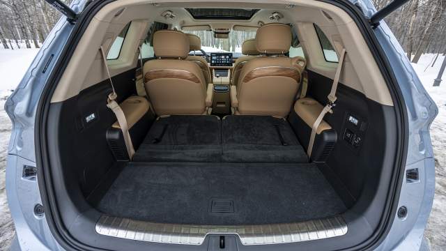 Объем багажника со сложенным третьим рядом — 688 литров,