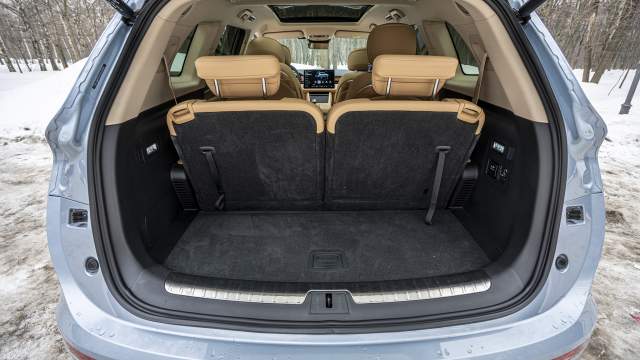 с разложенными сиденьями третьего ряда — всего 176 литров