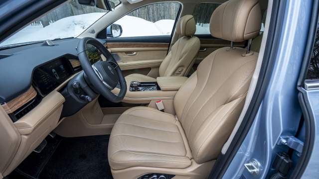 Водительское сиденья снабжено регулировкой поясничного подпора. Наклон коротковатой подушки можно изменить