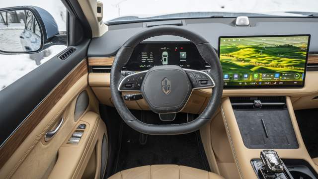 Руль спортивной формы и острый. Обивка рулевого колеса не похожа на кожаную