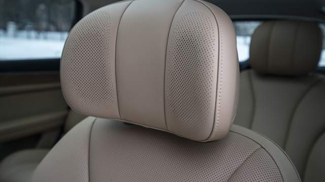 В подголовник водительского кресла встроены динамики