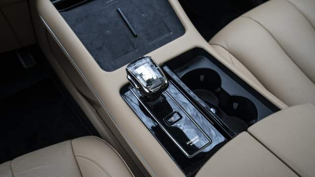 Над «хрустальным» селектором выбора режимов движения двойная индукционная зарядка для смартфона