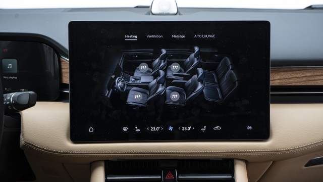 Подогрев, вентиляция и массаж есть только на двух рядах