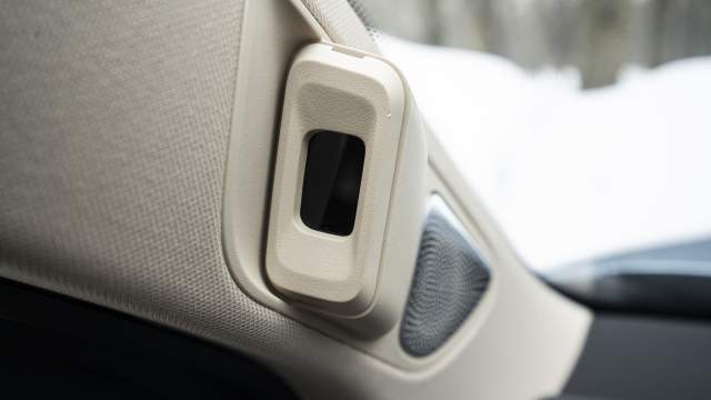 С помощью камеры на стойке автомобиль следит за водителем