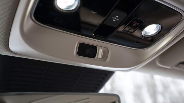 Салонная камера видеорегистратора закрывается шторкой