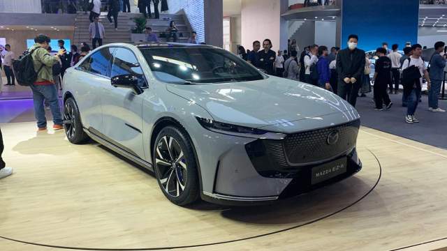 На Пекинском автосалоне Mazda представила заднеприводный седан EZ-6, который будет представлен, как в электрическом, так и в бензиновом варианте Автомобиль разработан совместно с Changan и станет преемником Mazda 6. На полностью заряженной батарее машина может проехать около 600 км