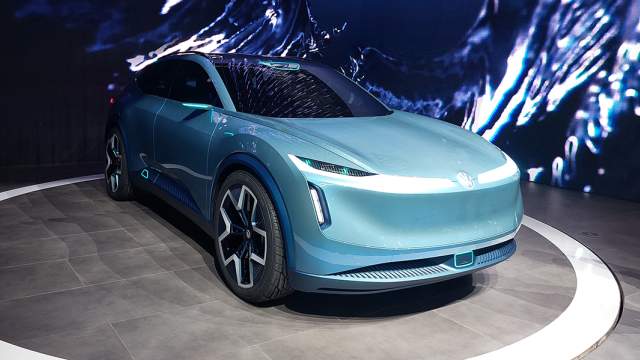 Концепт Volkswagen ID.Code презентует новую стилистику бренда и похож скорее на китайский автомобиль, чем на немецкий. Прототип оснащен автопилотом четвертого уровня с прячущимся в панель рулем-штурвалом. 