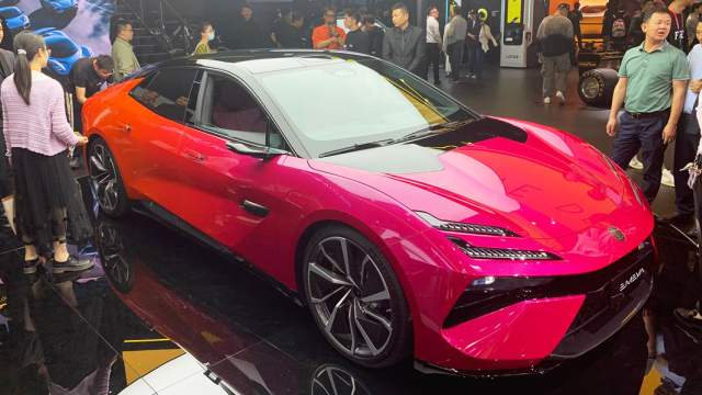 Lotus привез в Пекин четырехместный электрический пятидверный лифтбэк Emeya. Автомобиль, в зависимости от версии, выдает 612-905 лошадиных сил. Наиболее мощная модификация разгоняется до 100 км/ч за 2,8 с