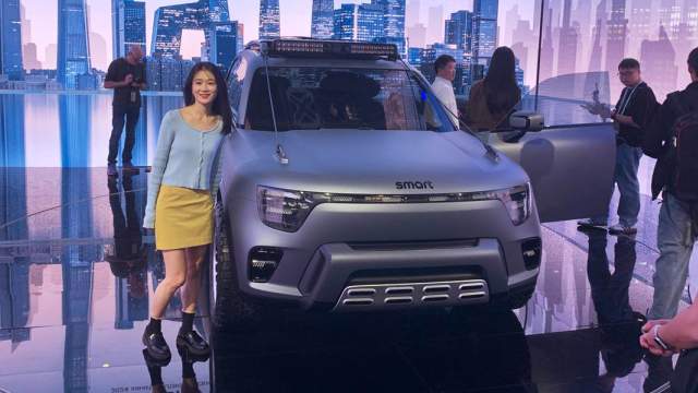 На Пекинском автосалоне был показан концепт Smart#5. Это уже не компактная городская малолитражка, а внушительный кроссовер длиной около 4,6 м с распашными дверьми. Машина оснащена двумя электромоторами и полным приводом. Ее технические характеристики пока являются секретом