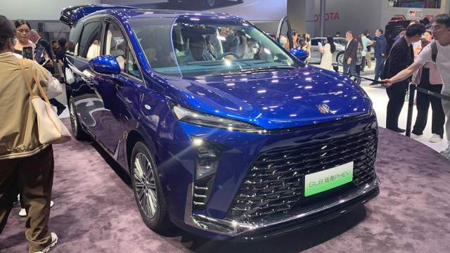 Buick представил на Пекинском автосалоне гибридный минивэн GL8 PHEV. В салоне машины размещены шесть раздельных кресел с вентиляцией и массажем. Гибридная силовая установка состоит из полуторалитрового турбомотора и электродвигателя, которые в сумме выдают 392 л.с.