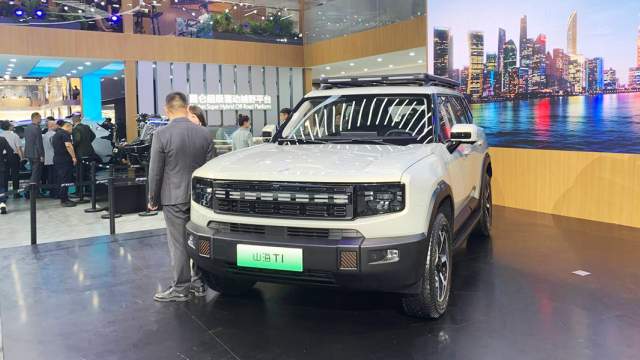 Jetour показал предсерийный полноприводный внедорожник T1. Товарные машины, как ожидается, появятся в Китае в ближайшее время. Причем будут как бензиновая, так гибридная версии. Предполагается, что на нашем рынке автомобиль дебютирует не ранее 2025 года