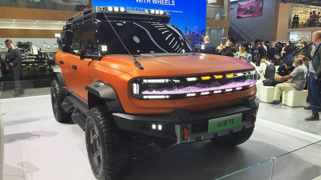 Также Jetour показала Пекине концепты брутальных внедорожников T5 и T7. Вторая сможет плавать, а также получит броню
