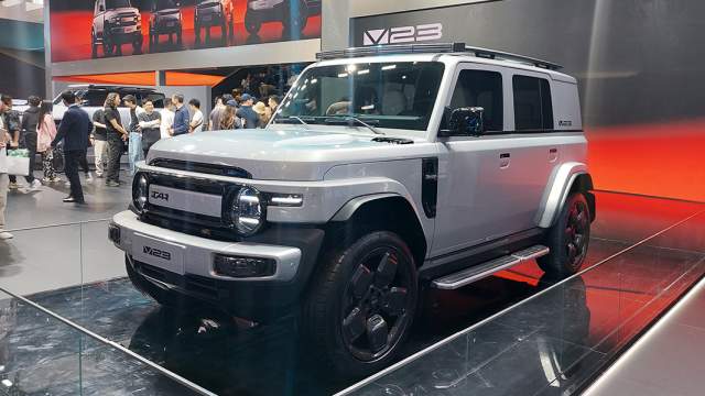 Бренд iCar, принадлежащий Chery, представлен в Пекине на отдельном стенде. Главная новинка — электрический ретро-внедорожник V23. У него хорошая внедорожная геометрия, а запас хода не менее 500 км 